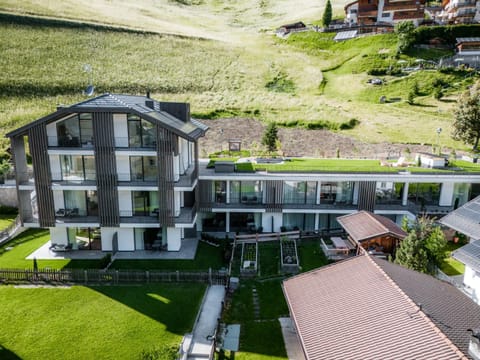 Property building, Day, Garden, Balcony/Terrace