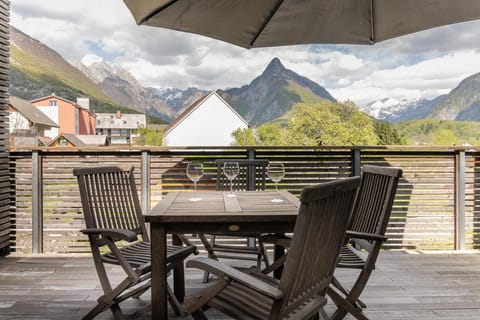 Natural landscape, View (from property/room), Balcony/Terrace, Dining area, Mountain view