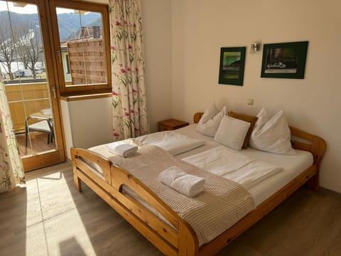 Natural landscape, Balcony/Terrace, Bedroom, Lake view, Mountain view