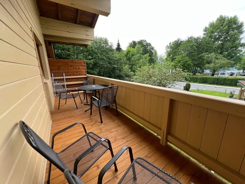 Balcony/Terrace, Seating area, Lake view, Mountain view