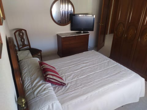 Room in Guest room - Double Room in Chalet in Toledo Bed and Breakfast in Toledo