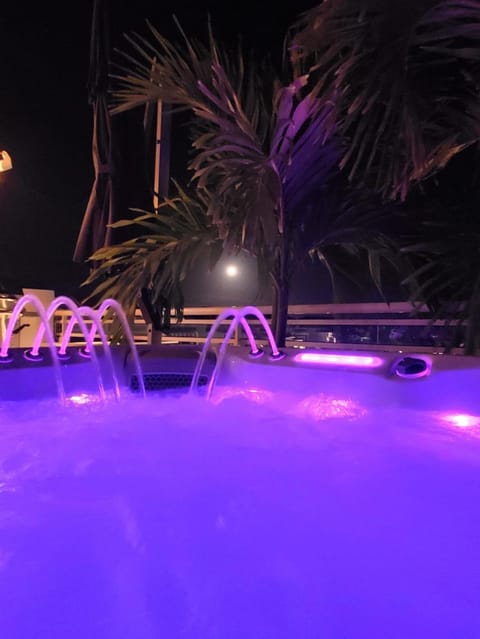 NEW Luxury Penthouse with Jacuzzi, BBQ and 4 Free private beach passes! Eigentumswohnung in Dominicus