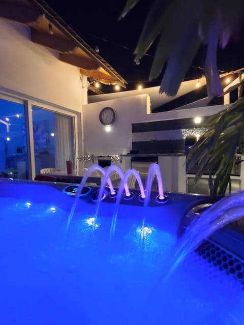 NEW Luxury Penthouse with Jacuzzi, BBQ and 4 Free private beach passes! Condo in Dominicus