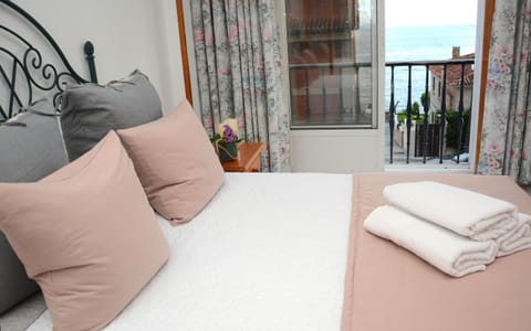 Bed, Bedroom, Sea view