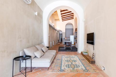 TV and multimedia, Living room, Seating area, air conditioner