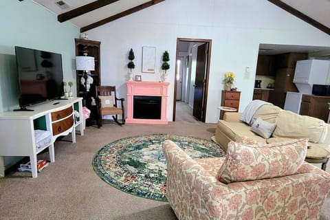 Large 1 BR Cottage, KING BED on the Lake Haus in Paw Paw