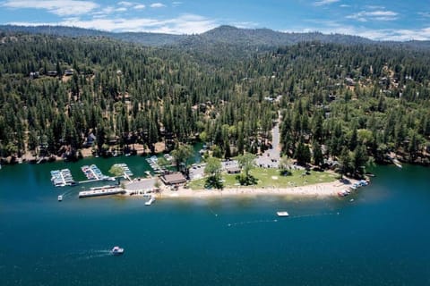 New Luxury Lake House in Pine Mountain Lake Close to Yosemite! Perfect for all seasons! Great for retreats, getaways, celebrations, and more! Maison in Groveland