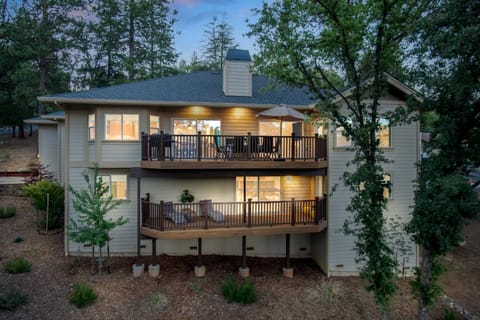 New Luxury Lake House in Pine Mountain Lake Close to Yosemite! Perfect for all seasons! Great for retreats, getaways, celebrations, and more! House in Groveland