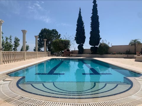 Breath-taking studio on hill top with pool Eigentumswohnung in Limassol City