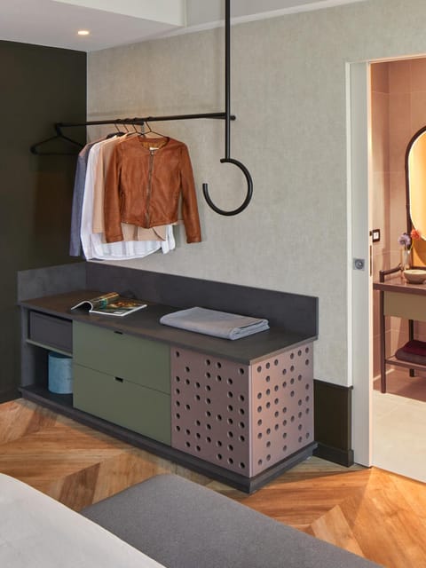 Photo of the whole room, Decorative detail, wardrobe