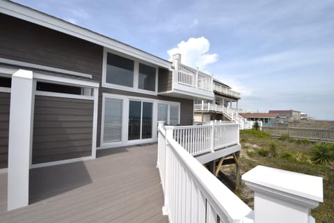 Oceanfront vacation home - EAST Maison in Emerald Isle