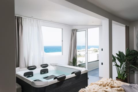 Bed, Natural landscape, Hot Tub, Living room, Photo of the whole room, Seating area, Dining area, Bedroom, Sea view