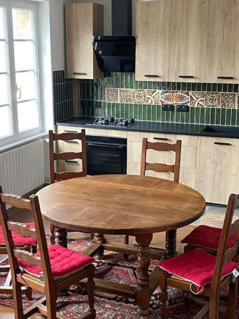 Kitchen or kitchenette, Dining area, stove