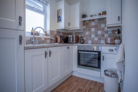 Shorelands - 1 Bedroom Apartment - Manorbier Apartment in Wales