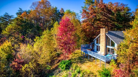 Barenberg Cabin - Secluded Unobstructed Panoramic Smoky Mountains View with Two Master Suites, Loft Game Room, and Hot Tub House in Pittman Center