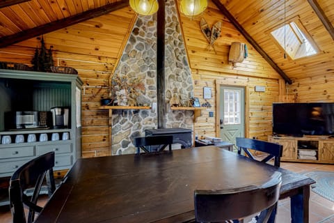 Little Log Cabin in the Woods Maison in Beaver Cove