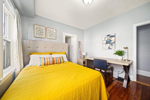 Cozy Up in 5BR Apt Near Charming Oak Square Apartment in Newton