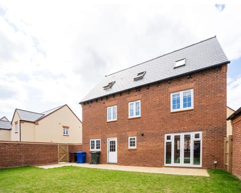 New Build 5 Bedroom Detached House With Parking House in Cherwell District