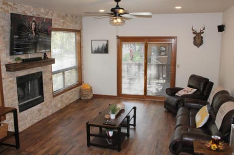 Cheerful Kathys Cabin, King Bed, Hot Tub, Close to NAU, Airport & Hiking Trails! House in Flagstaff