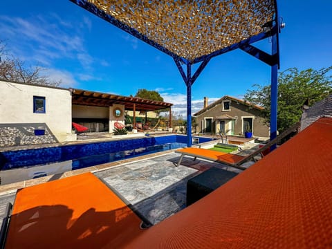 Loft Modern avec Jardin Piscine et Pool House Chalet in Carcassonne