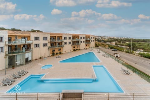 Pool view, Swimming pool, sunbed