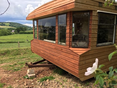 Willow, up-cycled caravan. Farm stay Apartamento in Colyton