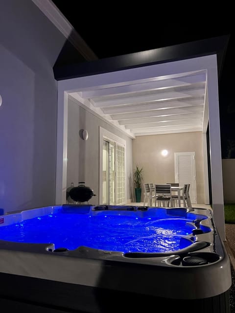 Bird's eye view, Hot Tub, Hot Tub, Solarium, View (from property/room), View (from property/room), Spa and wellness centre/facilities, City view, City view, Garden view, Swimming pool, Inner courtyard view