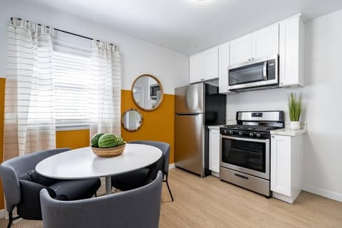 Kitchen or kitchenette, Dining area, oven, stove, toaster