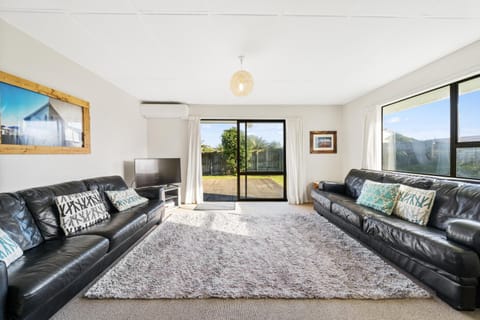 Babbacombe Bach - Otaki Beach Holiday Home House in Wellington Region