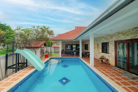 Secret Party Hua-Hin Private Pool Villa From beach 3km Villa in Nong Kae