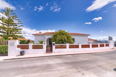 Holidays2Malaga Andalusian house style with pool in Alhaurin de la Torre Haus in Alhaurín de la Torre