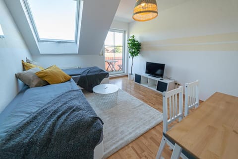 Bed, TV and multimedia, Living room, Photo of the whole room, Seating area