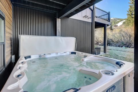 Hot Tub, Skiing, Mountain view