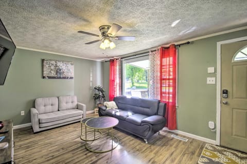 Dog-Friendly Fayetteville Home with Hot Tub! Maison in Fayetteville