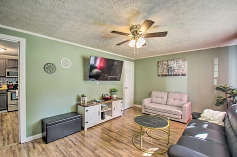 Dog-Friendly Fayetteville Home with Hot Tub! Casa in Fayetteville