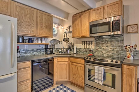 Cozy Dillon Condo with Mtn and Reservoir Views! Apartment in Dillon