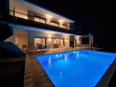 Property building, Swimming pool, Swimming pool