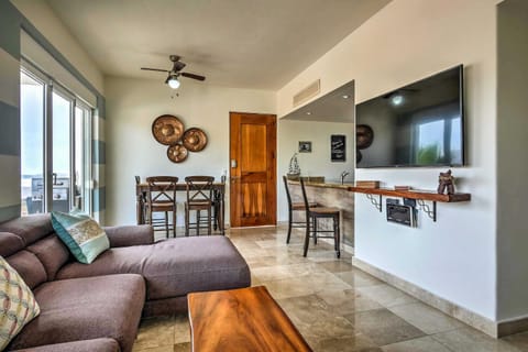 Chic Cabo Condo - Walk to Marina and Downtown! Apartment in Cabo San Lucas