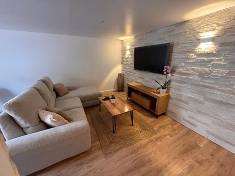 Communal lounge/ TV room, TV and multimedia, Living room, Seating area