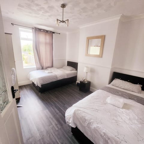 The Comfy Resort, Free Private Parking & Wifi, 9 beds House in Colchester