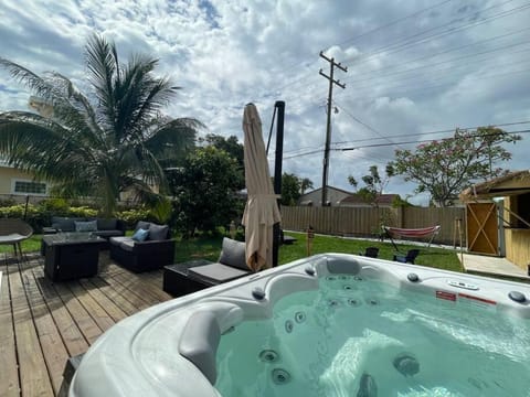 Hot tub, tiki bar, outdoor shower, near Intercoastal Waterway! Villa in West Palm Beach