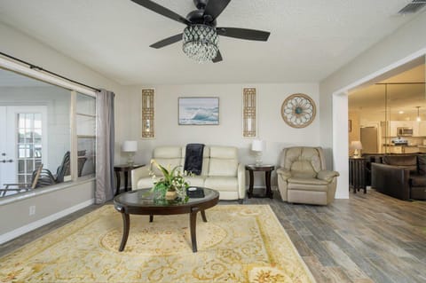 Lovely Lakefront Home with Grill 7 Mi to Legoland! Casa in Winter Haven
