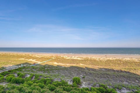 402 Sea Cloisters 2 BR Oceanfront Maison in Folly Field
