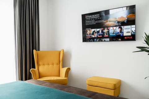 TV and multimedia, Seating area, Bedroom