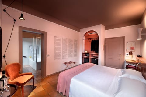 Photo of the whole room, Bedroom, wardrobe