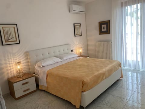 Bed, Photo of the whole room, Bedroom, air conditioner