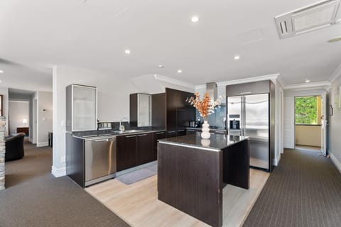 Luxury 6-bedroom Penthouse Apartment - The Beacon with 3 Spas Apartment in Queenstown