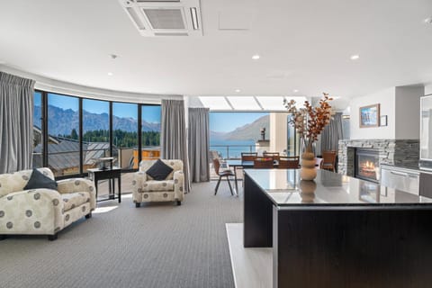 Luxury 6-bedroom Penthouse Apartment - The Beacon with 3 Spas Apartment in Queenstown