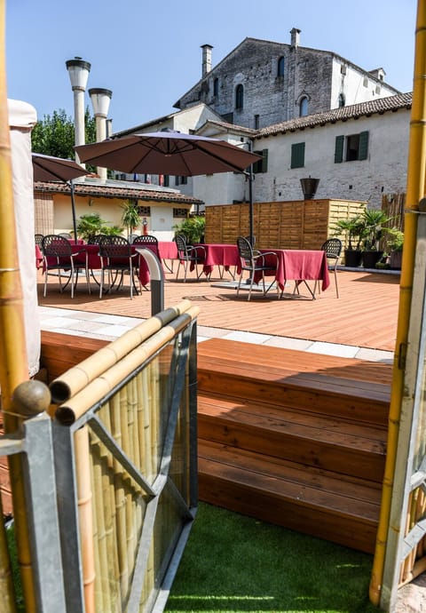 Property building, Balcony/Terrace, Landmark view