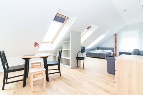 Bed, Photo of the whole room, Dining area